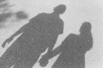 Der Schatten eines Paares als Symbol für eine Paarberatung