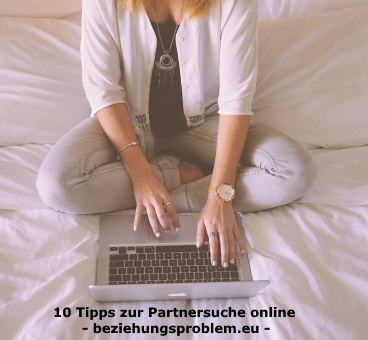 Eine Person beim Surfen im Internet als Sinnbild für die Partnersuche online - Wer bin ich eigentlich?